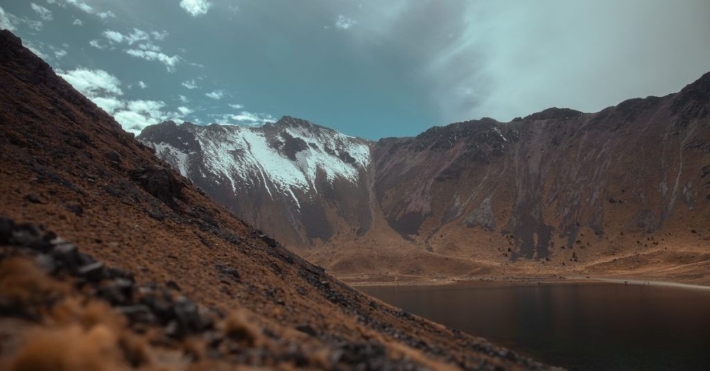 découvrez le volcan quilotoa, un cratère spectaculaire en equateur offrant des vues imprenables sur un lac turquoise unique et des paysages naturels à couper le souffle.