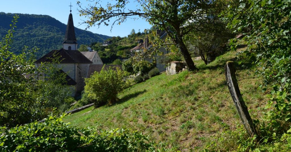 découvrez retournac, une charmante commune située en haute-loire, idéale pour les amoureux de la nature et du patrimoine historique.