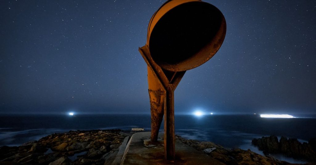 explorez la beauté envoûtante de la mer étoilée, où le ciel nocturne rencontre les vagues scintillantes pour un spectacle naturel féerique.