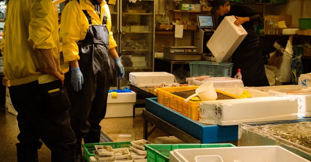 découvrez le marché de tsukiji, célèbre pour ses produits frais de la mer, ses stands de nourriture authentique et son ambiance unique à tokyo.