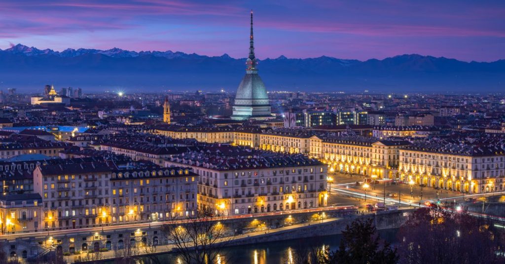 découvrez turin, une ville riche en histoire, art et gastronomie. planifiez votre voyage à turin pour une expérience culturelle inoubliable au cœur du piémont.
