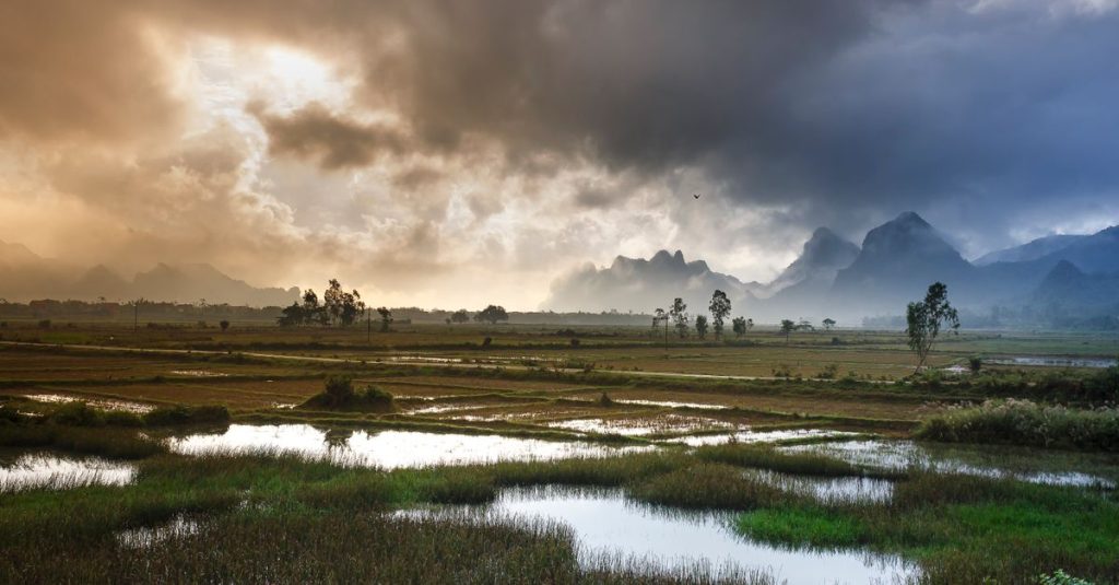 découvrez vang vieng, une destination incontournable au laos réputée pour ses paysages karstiques impressionnants, ses activités d'aventure en plein air et son ambiance détendue au bord de la rivière nam song.