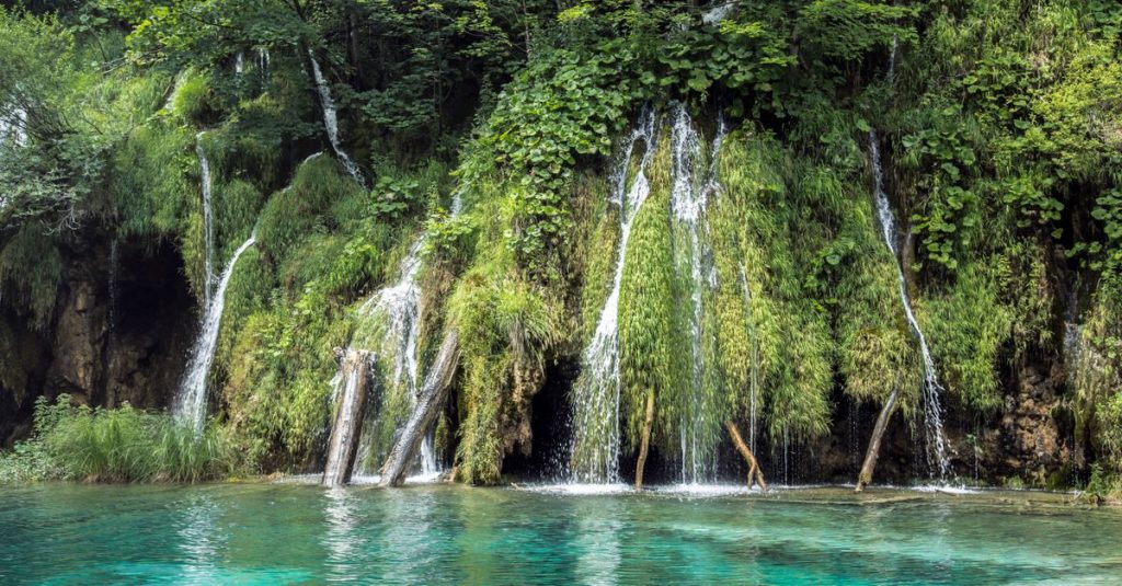 découvrez la beauté spectaculaire des cascades, des chutes d'eau majestueuses aux paysages naturels impressionnants qui captivent les amoureux de la nature.
