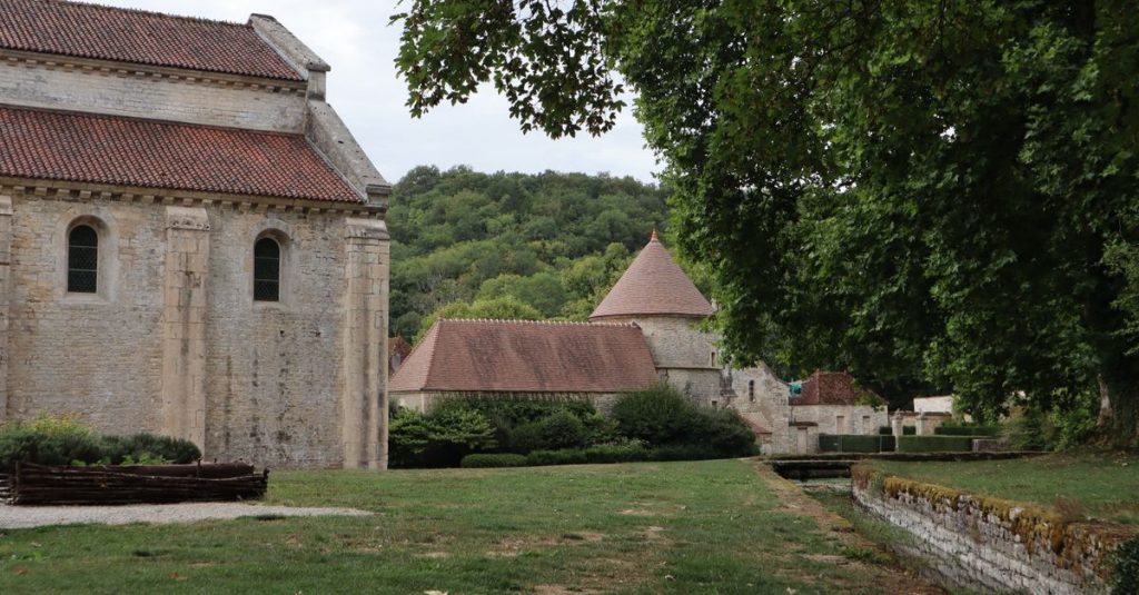 découvrez la route des vins en bourgogne, une région réputée pour ses vignobles prestigieux, ses paysages pittoresques et ses dégustations de vins d'exception.