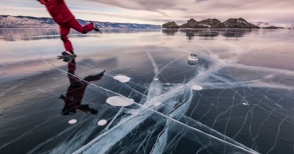 découvrez les lacs les plus profonds du monde, leurs caractéristiques uniques, et les merveilles naturelles qu'ils abritent.