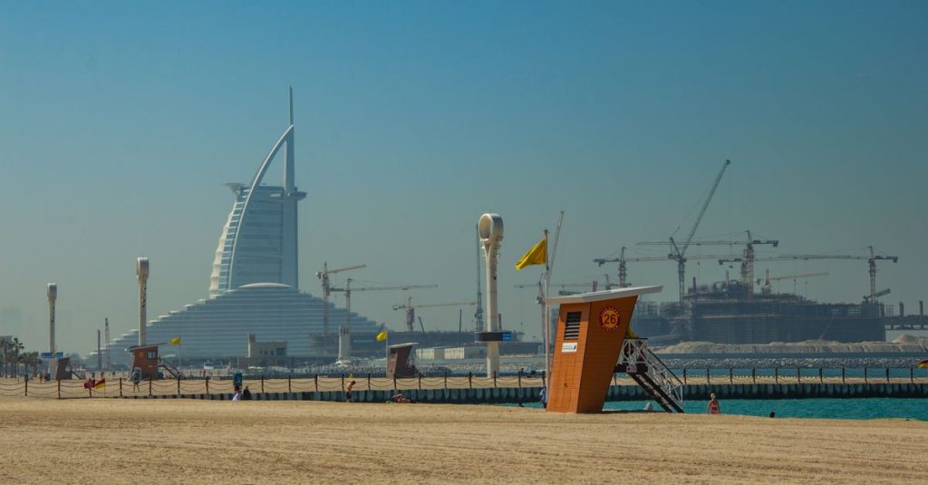 découvrez les plages magnifiques de dubaï, alliant sable blanc, eaux turquoise et activités nautiques pour des vacances inoubliables au cœur du désert.