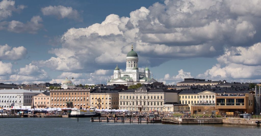 découvrez helsinki, la capitale dynamique de la finlande, connue pour son architecture moderne, ses espaces verts et son riche patrimoine culturel.