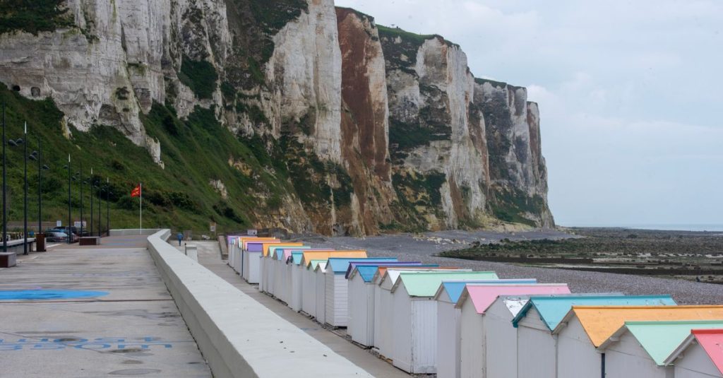 découvrez le tréport, charmante station balnéaire située en normandie, avec ses falaises impressionnantes, sa plage de galets et son port de pêche animé.