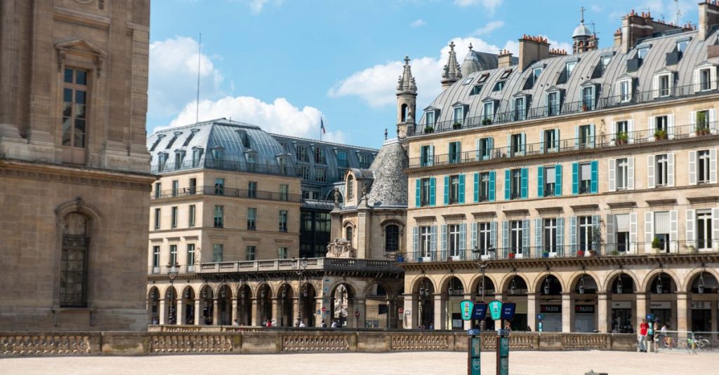 découvrez paris, la ville lumière, célèbre pour ses monuments emblématiques, sa culture riche et sa gastronomie raffinée.