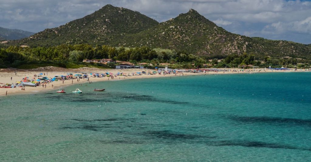 découvrez les attractions incontournables de la sardaigne : plages paradisiaques, sites historiques, paysages naturels époustouflants et activités culturelles pour tous les goûts.