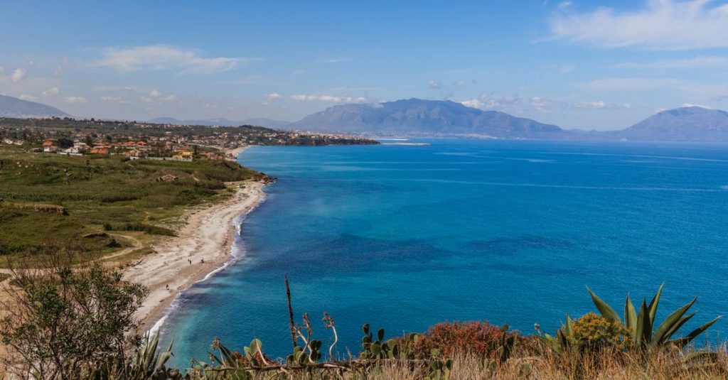 découvrez les plages magnifiques de sicile, entre eaux cristallines, sable doré et paysages idylliques pour des vacances inoubliables.